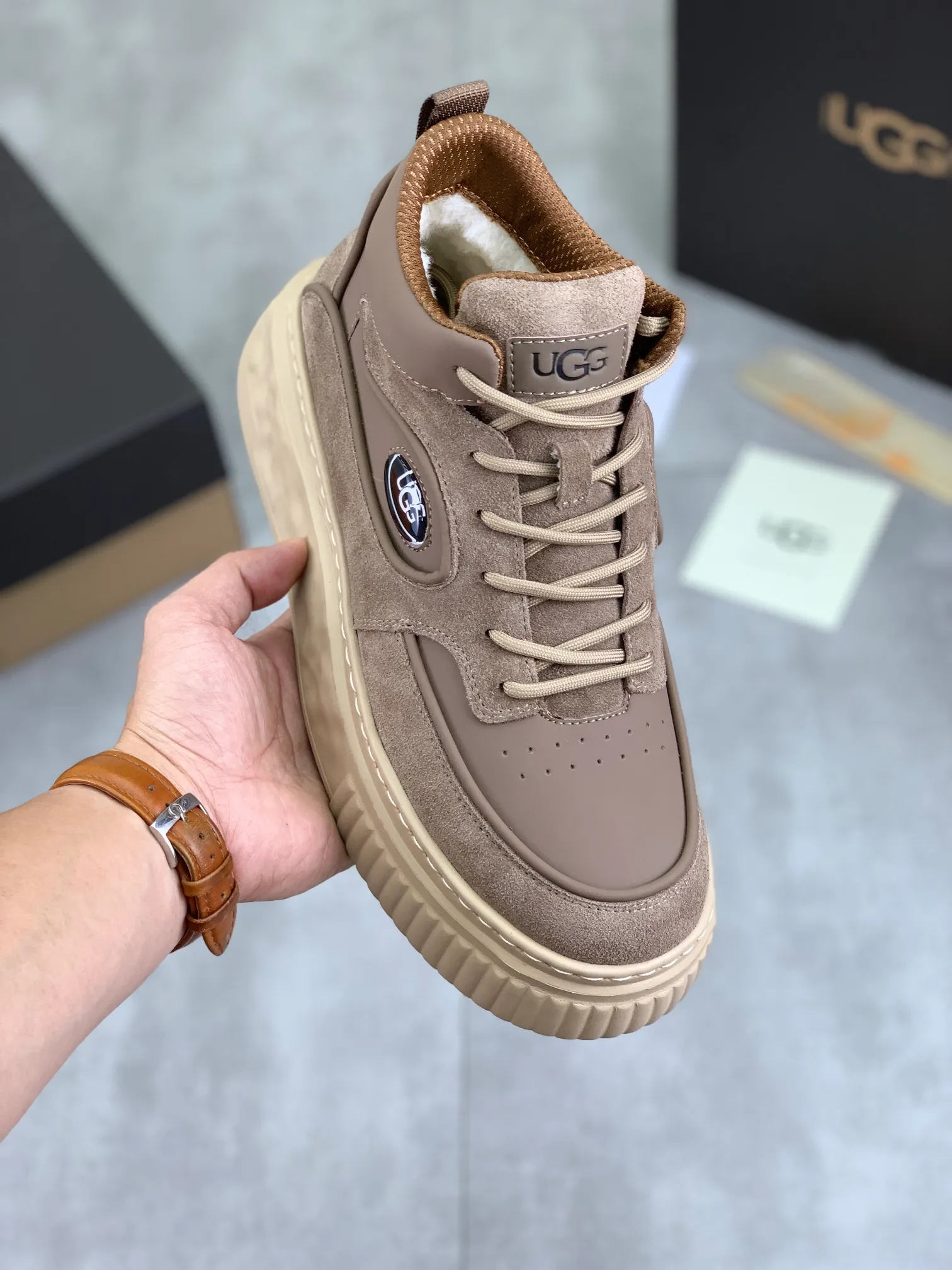 Men's shoes 💰P640 [New style] 💰 🆘 "Real wool" [UGG] 👉The popular men's shoes are synchronized with the official website 🔰The quality of the genuine products [satisfied] is not comparable to the imitations in the general market 🌀The upper is imported Italian frosted cowhide, and the lining is: foot pad 🅰️ grade 🐑Real wool👻Only Grade A can show the effect The hand feels smooth and delicate 🔱The shoe shape is grand, only genuine manufacturers can do it 🎄The perfect toughness of the original outsole 👻⬛️ allows customers to say goodbye to one-time consumption. Real wool lining, super warm. Available in black, brown and gray. Size: 39-44